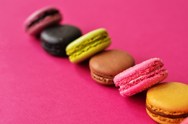 Macaroons em rosa com um lugar sob o texto