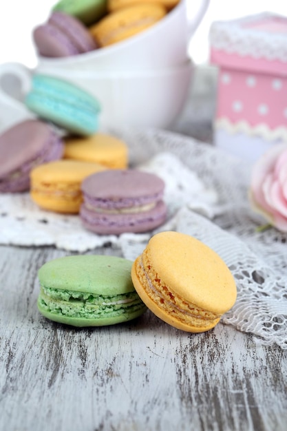 Macaroons em tigela na mesa de madeira closeup