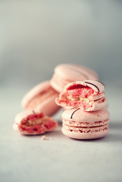 Macaroons franceses cor-de-rosa.