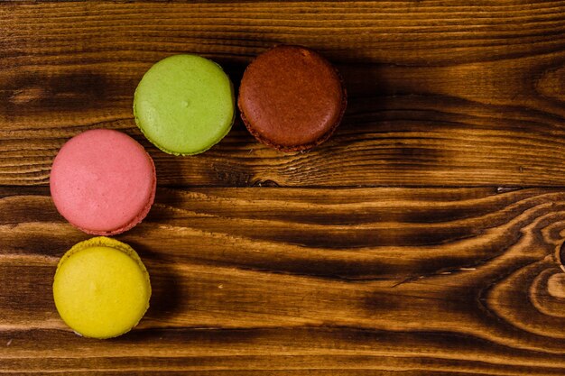 Macaroons franceses sobre uma mesa de madeira rústica. Vista do topo