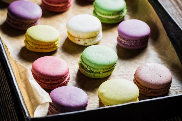 Macaroons frescos em papel manteiga