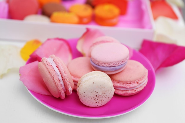 Macaroons frescos na placa rosa closeup