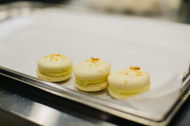 Macaroons recém-assados em uma assadeira