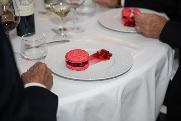 Macaroons rosa em um prato em uma sobremesa de casamento