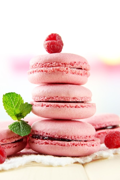 Macaroons suaves na mesa sobre fundo claro