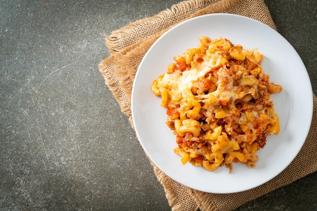 Macarrão à bolonhesa assado caseiro com queijo - estilo de comida italiana