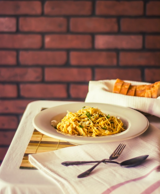 Macarrão à carbonara com pão baguete