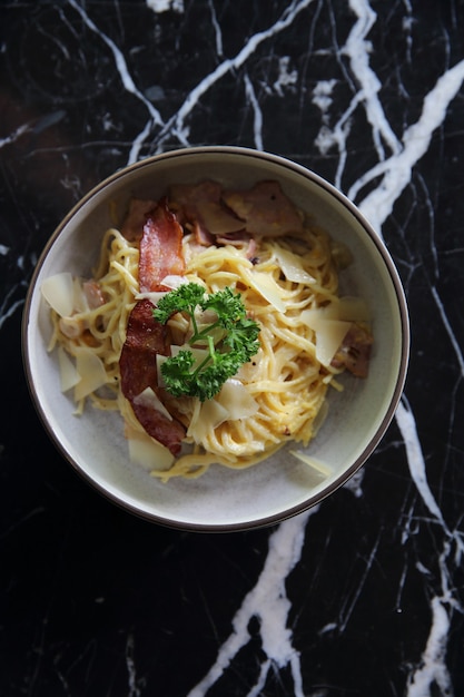 Macarrão à carbonara com presunto bacon e queijo