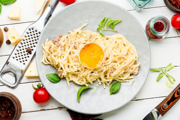 Macarrão à carbonara ou espaguete com bacon e queijo parmesão. Comida italiana. Peixe de espaguete alla carbonara