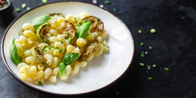 Macarrão abobrinha vegetal e macarrão sem carne porção fresca refeição lanche na mesa cópia espaço comida