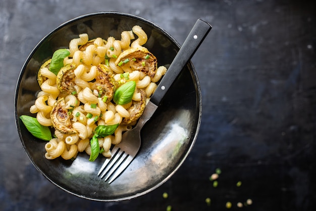 Macarrão abobrinha vegetal e macarrão sem carne porção fresca refeição lanche na mesa cópia espaço comida