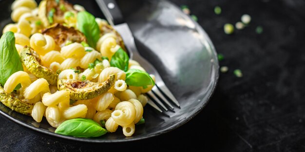 Macarrão abobrinha vegetal e macarrão sem carne porção fresca refeição lanche na mesa cópia espaço comida