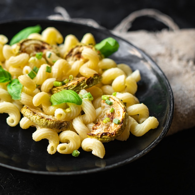 Macarrão abobrinha vegetal e macarrão sem carne porção fresca refeição lanche na mesa cópia espaço comida