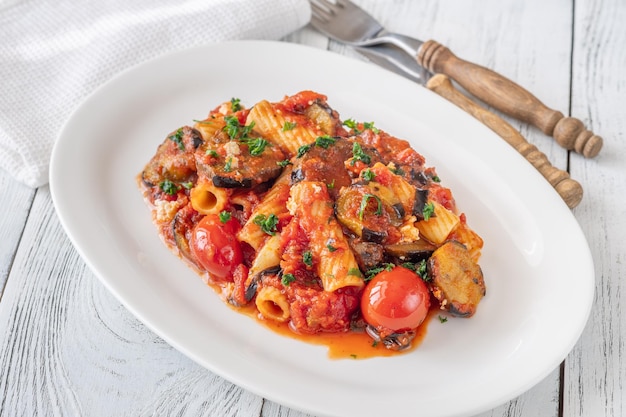 Macarrão Alla Norma com berinjela, molho de tomate e ricota