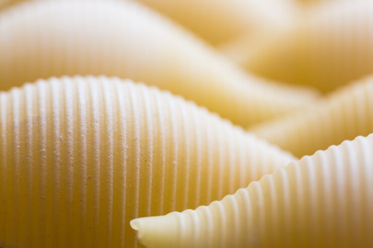 Foto macarrão amarelo seco com nervuras com linha periódica