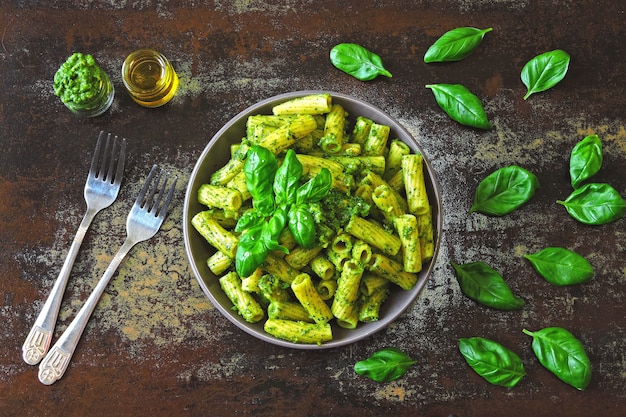 Macarrão apetitoso com pesto e manjericão. Tigela vegan com macarrão pesto. Massa italiana com molho pesto.