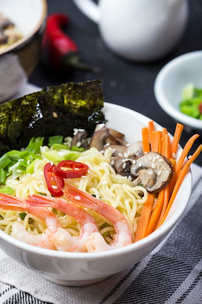 Macarrão asiático com camarão, cogumelos e vegetais