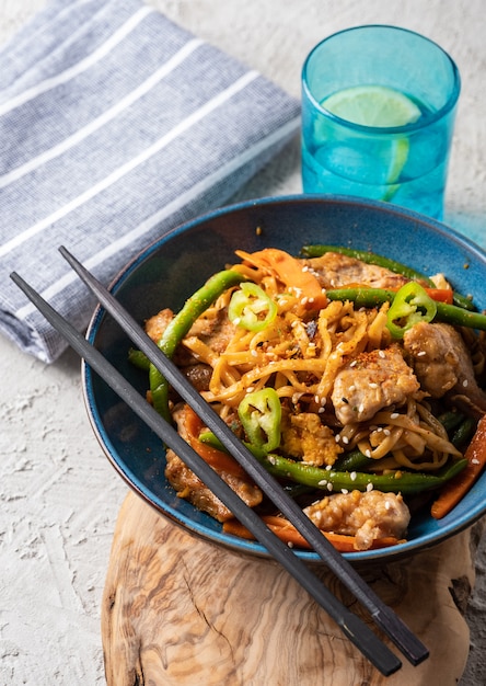 Macarrão asiático com carne de porco em molho teriyaki, com feijão verde, cenoura e cogumelos shiitake