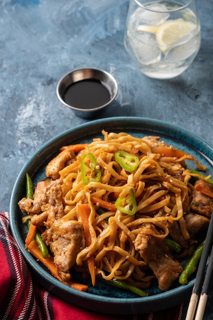 Macarrão asiático com carne de porco em molho teriyaki