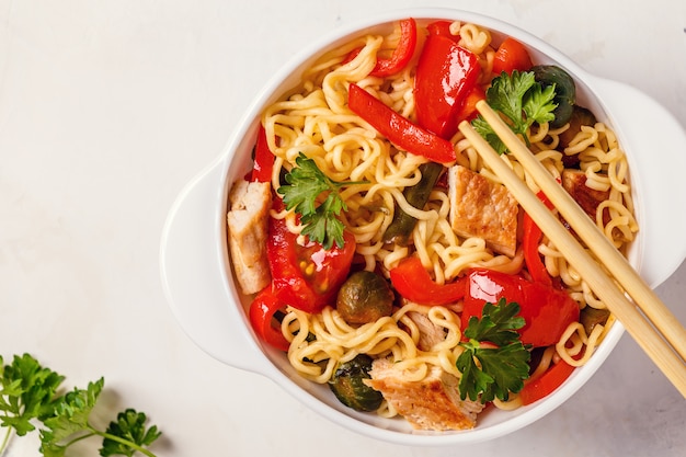 Macarrão asiático com legumes e frango