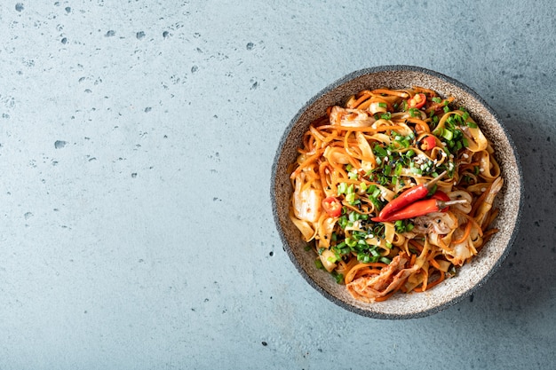 Macarrão asiático com legumes em uma tigela