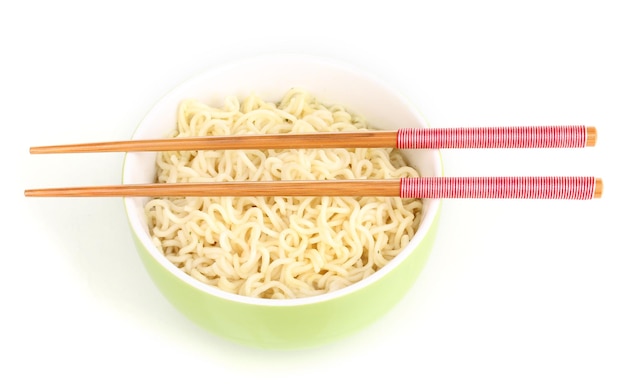 Macarrão asiático em tigela isolada em branco