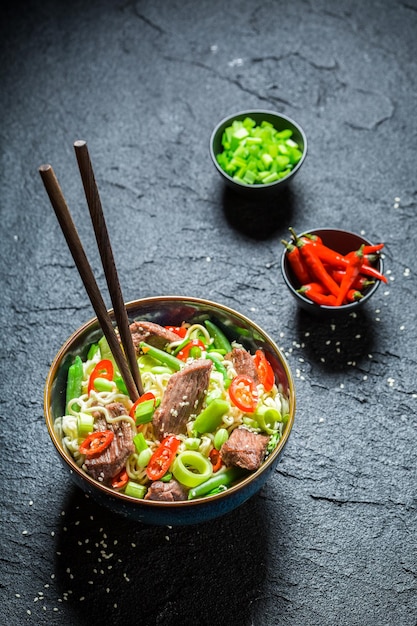 Macarrão asiático saboroso com pimenta de carne