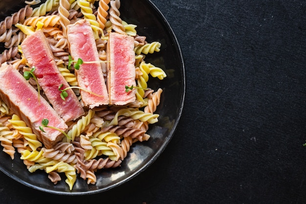 macarrão atum fusilli macarrão assado peixe assado frito frutos do mar grelhados refeição de segundo prato