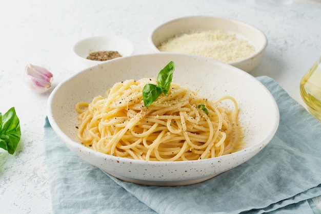 Macarrão cacio e pepe. espaguete com queijo parmesão e pimenta.