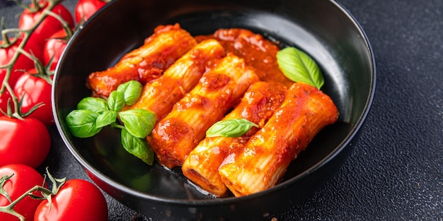 macarrão canelone molho de tomate prato refeição recheada comida lanche na mesa cópia espaço comida fundo