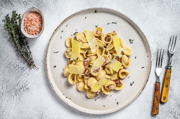 Macarrão carbonara caseiro orecchiette com pancetta, ovo, queijo parmesão duro