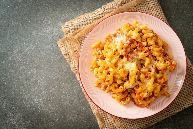 Macarrão caseiro à bolonhesa com queijo - comida italiana