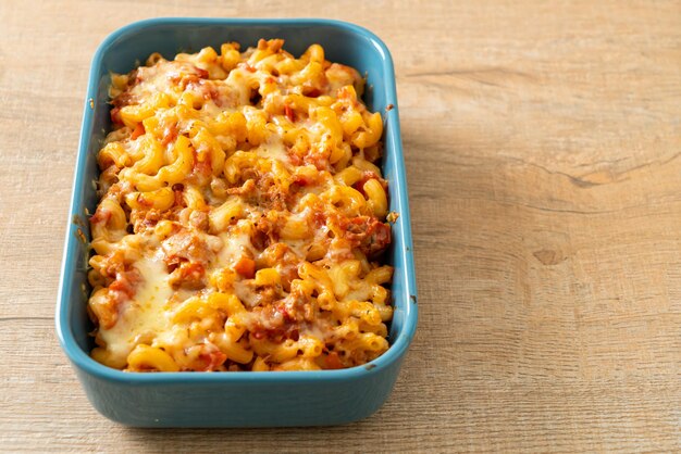 Macarrão caseiro à bolonhesa com queijo - comida italiana
