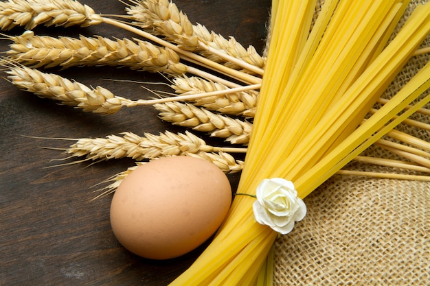 Macarrão caseiro com ingredientes frescos