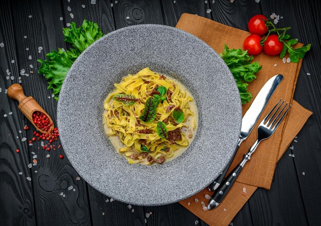 Macarrão caseiro com vitela estufada