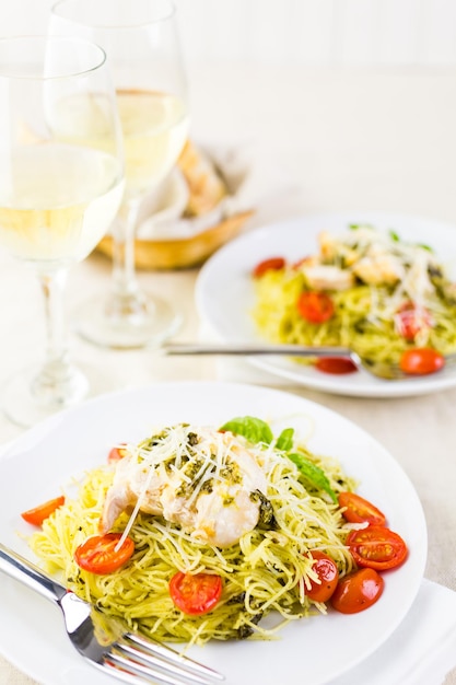 Macarrão caseiro de cabelo de anjo com molho pesto, tomate cereja assado e frango grelhado.