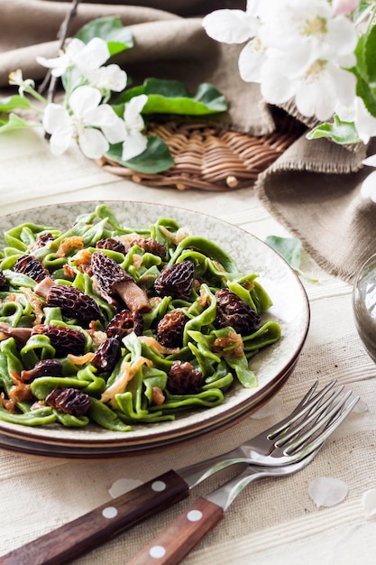 Macarrão caseiro de urtiga verde com cogumelos morel fritos de primavera