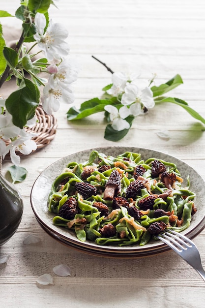 Macarrão caseiro de urtiga verde com cogumelos morel fritos de primavera