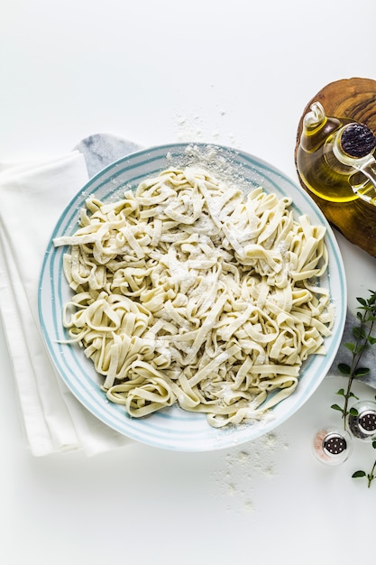 Macarrão caseiro fresco tagliatelle pronto para ser cozido