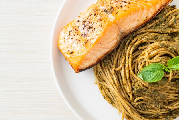 Macarrão caseiro pesto espaguete com salmão grelhado - comida italiana