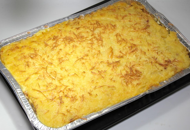 Macarrão caseiro schotel ou caçarola de macarrão É um prato de macarrão cozido e uma mistura de ovo