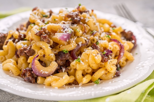 Macarrão cellentani saboroso com molho de carne