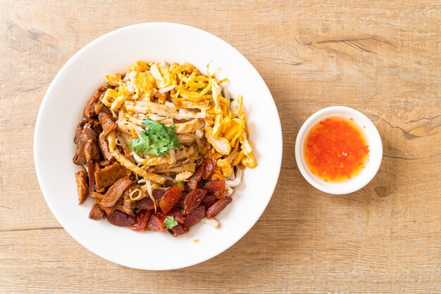 Macarrão chinês de peixe cozido no vapor - comida asiática