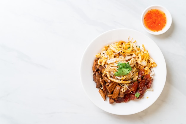 Macarrão chinês de peixe cozido no vapor - estilo de comida asiática