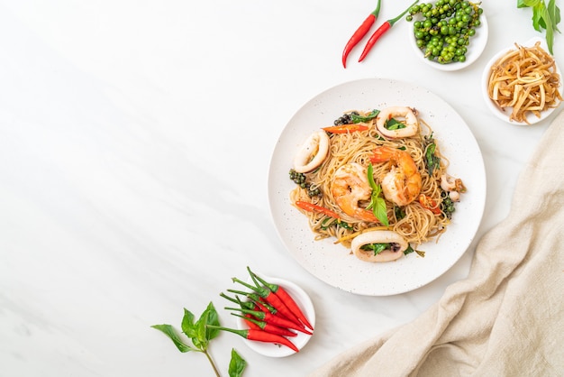 macarrão chinês frito com manjericão, pimenta, camarão e lula