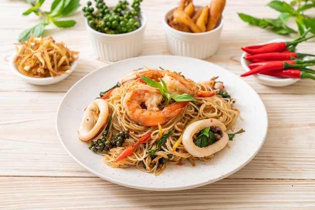 macarrão chinês frito com manjericão, pimenta, camarão e lula