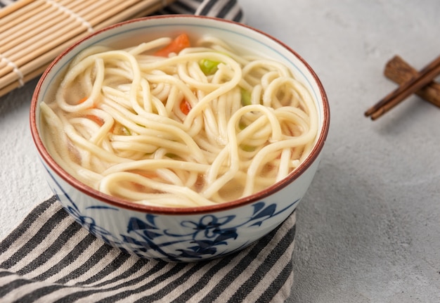 Macarrão chinês ou udon com legumes e pauzinho