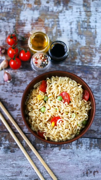 Macarrão chinês saboroso em uma tigela