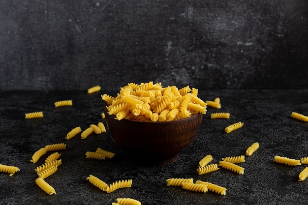 Macarrão clássico em pequena tigela preta