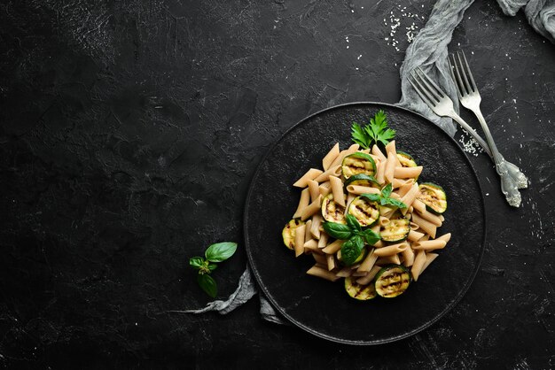 Macarrão com abobrinha assada. Cozinha italiana. Vista do topo. Espaço livre para o seu texto.